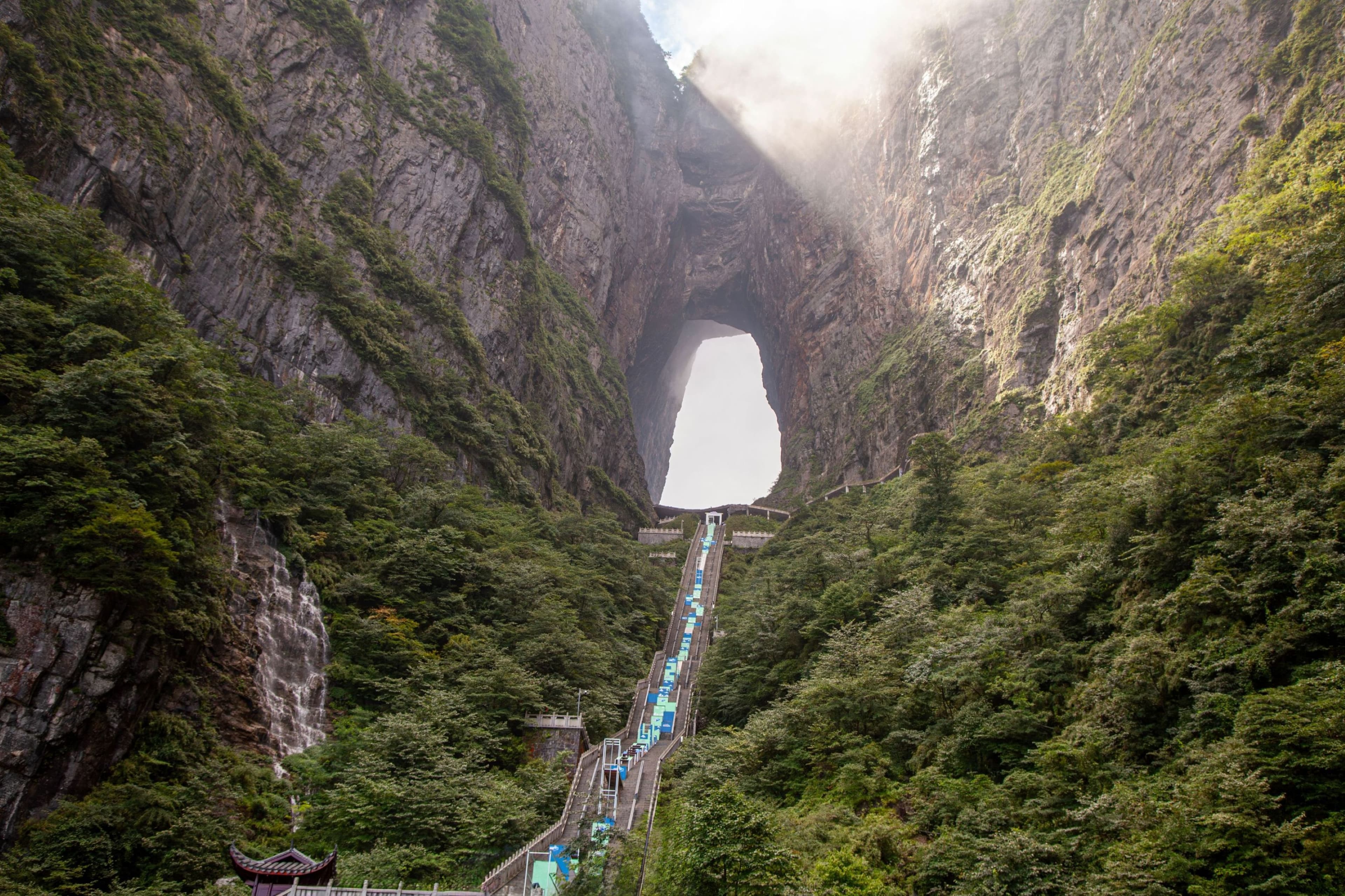 CHONGQING MEGACITY + PHOENIX ANCIENT TOWN & ZHANGJIAJIE